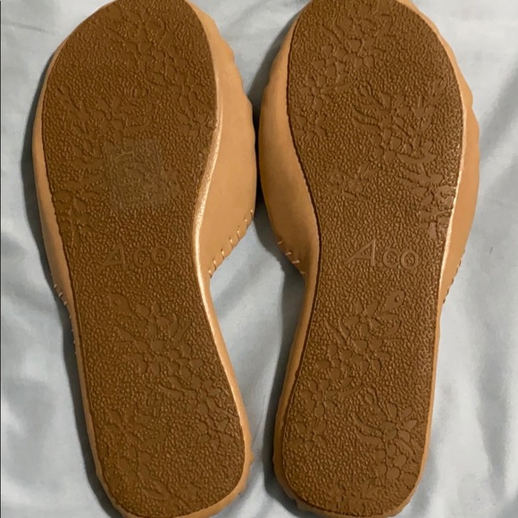 💜4/$30 - NWOT closed-toe sandals - Picture 2 of 2